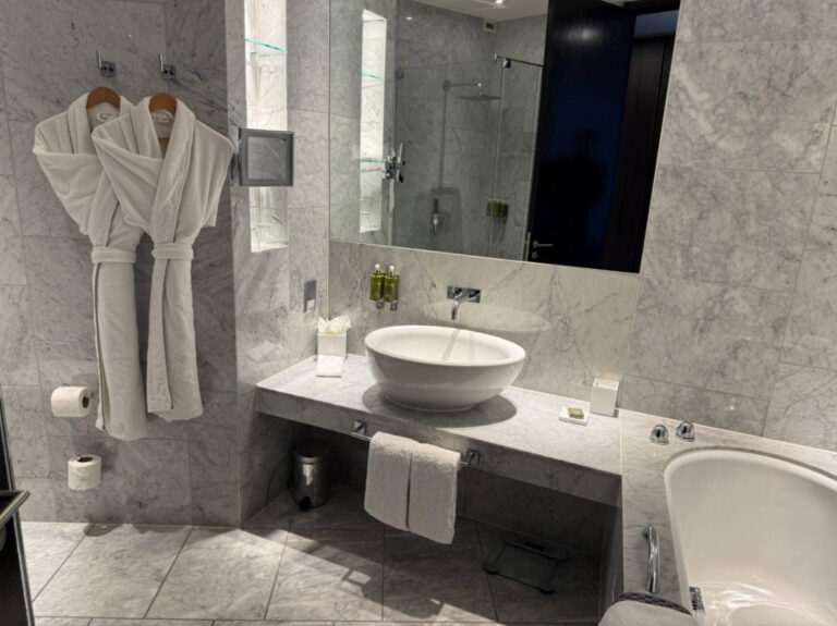 How awesome is this bathroom?