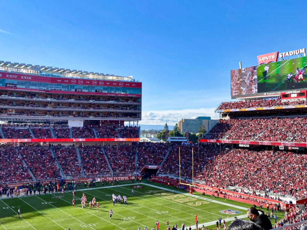 The crowd watching the 49ers football game at the Levi’s Stadium