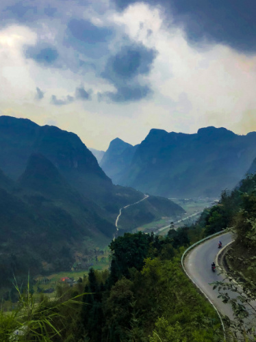 A road in Ha Giang with a view of the mountains