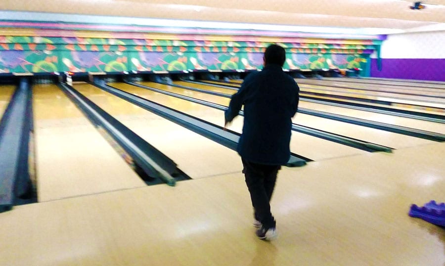 View of a man playing bowling in Aguadilla’s Bowling Center
