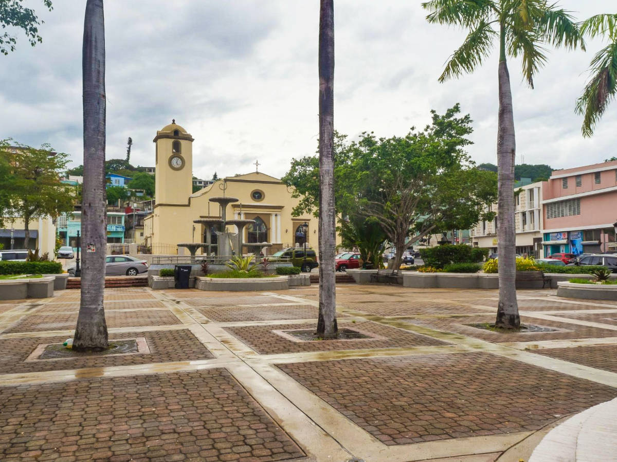 View of the Iglesia de San Carlos Borromeo from the plaza