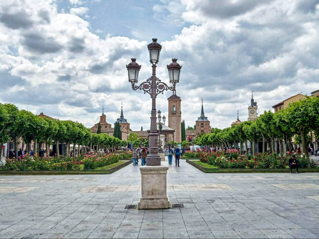 The cool lamp posts and greenery around Alcalá de Henares