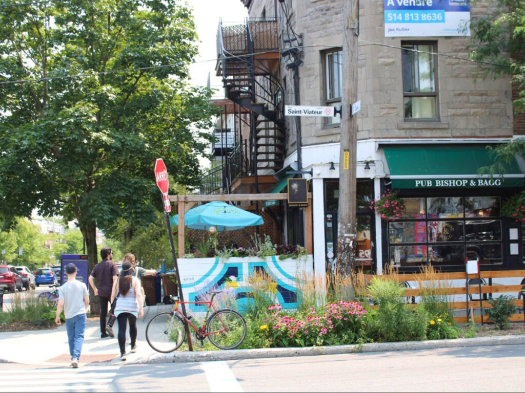 A family walking along Saint Viateur in Mile End