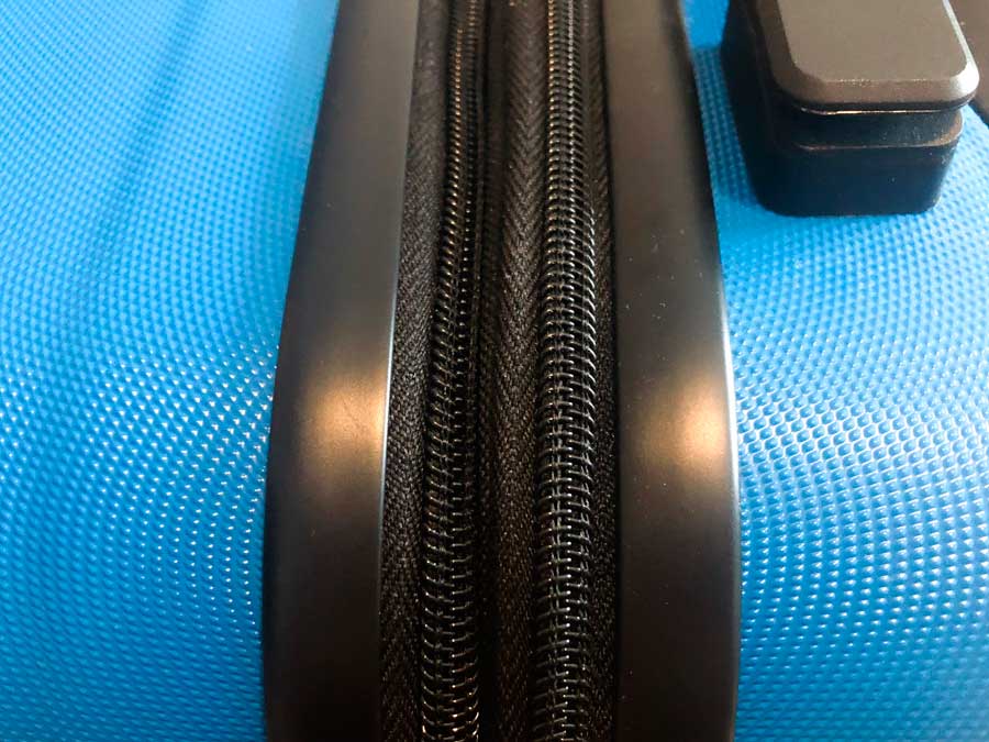 Close up view of the zippers of Amazon Basics that makes it expandable