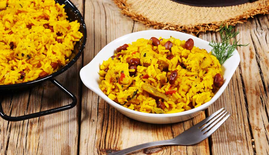 View of a Arroz Mamposteao on a wooden table
