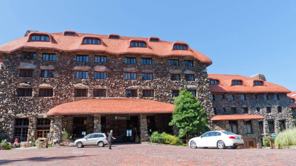 Exterior view of the Omni Grove Park Inn from the outside