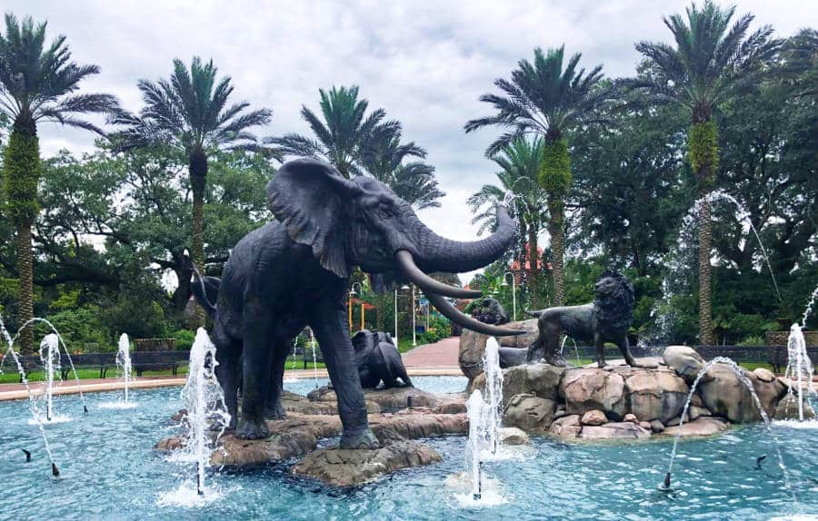 Different animal sculptures in the middle of a big fountain in Audubon Zoo in Uptown New Orleans