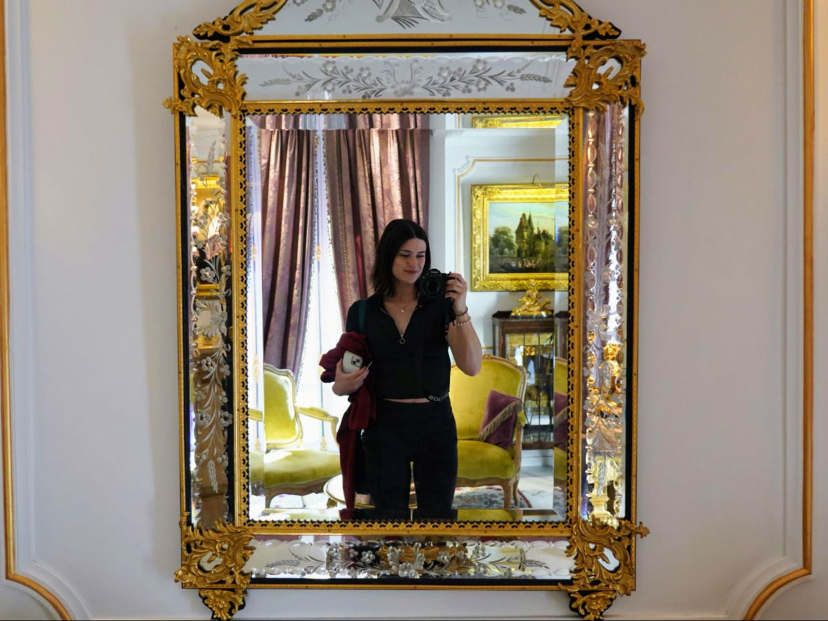 Selfies are appropriate with mirrors this gorgeous