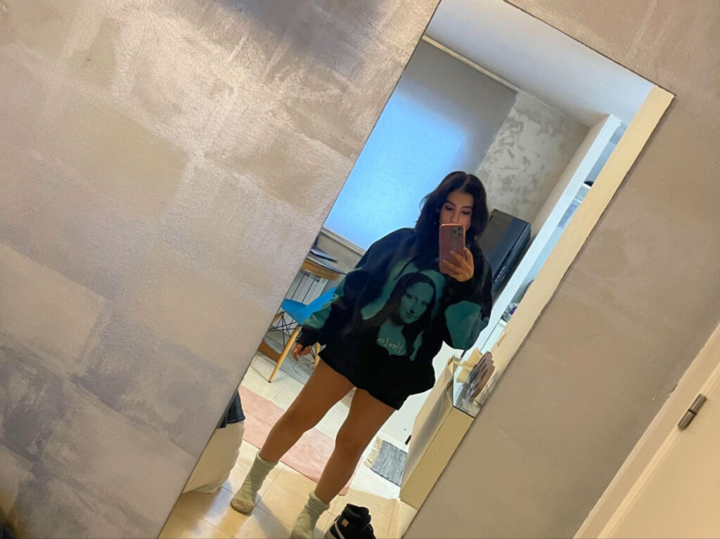 Author Claudicet taking a mirror selfie after a simple yoga practice