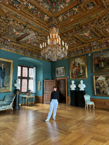 Author Lea Rose inside the Frederiksborg Castle in Room 67