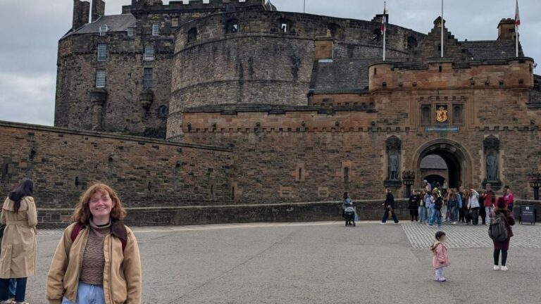 Author Louise standing in front of Edinburgh Castle