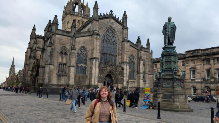 Author Louise standing at St Giles’ Cathedral on Edinburgh’s Royal Mile