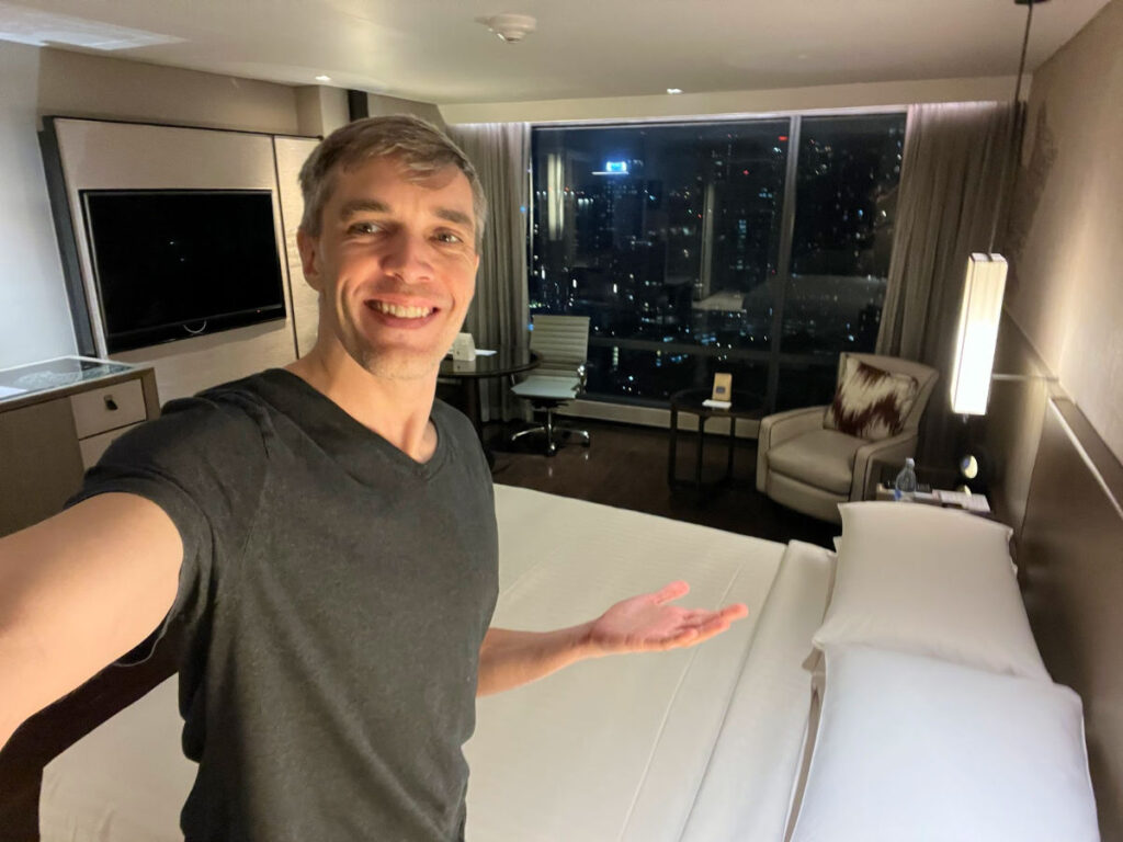 Author Nate showing one of the bedroom at Marriott Marquis Queens Park