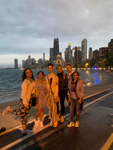 Author Niamh with friends smiling for a photo with the Chicago skyline in the background