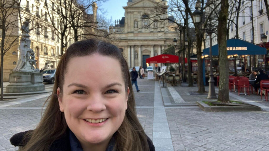 Author Rachel smiling brightly at the Place de la Sorbonne