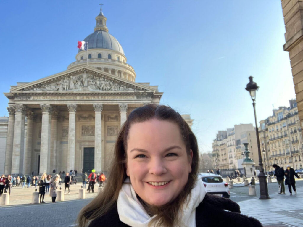 Author Rachel smiling brightly in front of the Panthéon