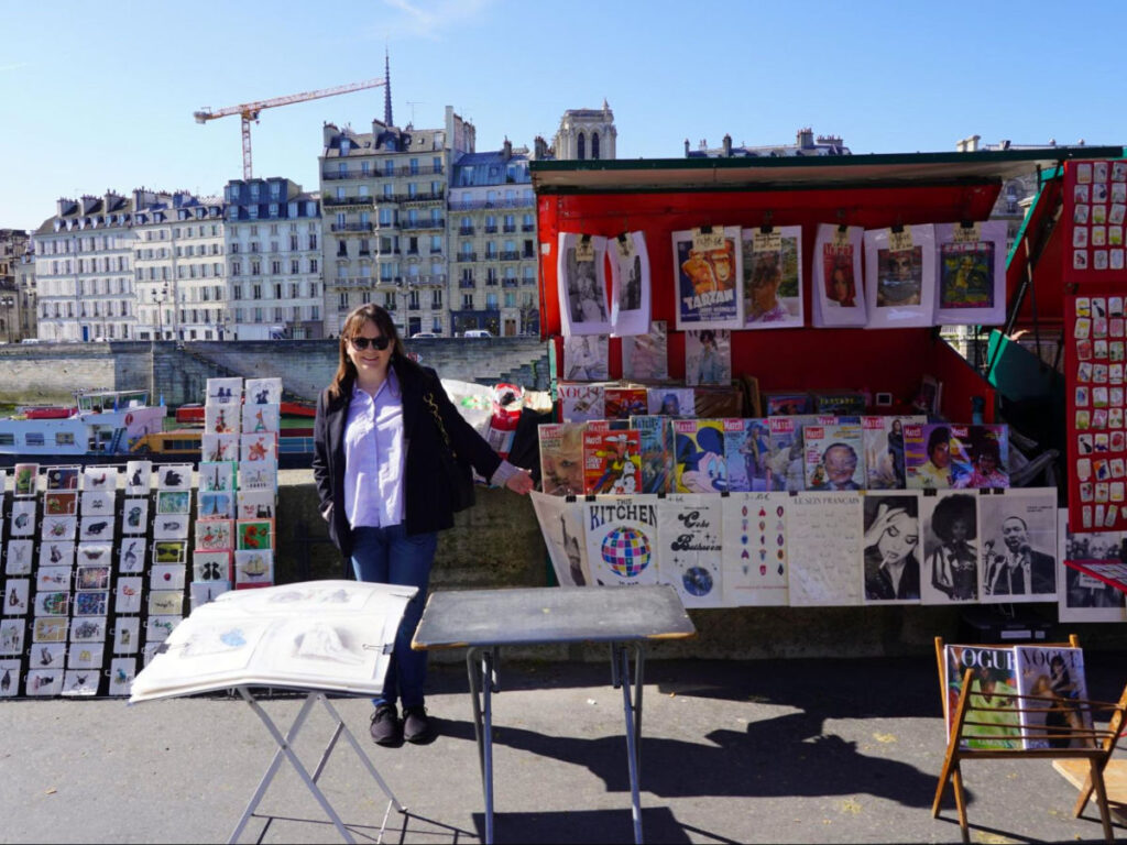Author Rachel by a “bouquiniste” selling posters and used books