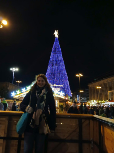 Author Ruthie posing for a photo in the selfie-spot at Dortmund Christmas market