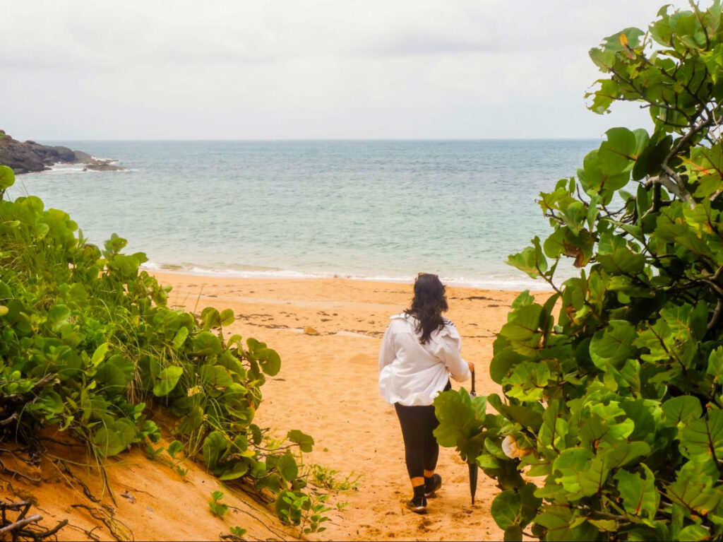 Author Vanessa going to the beach with her umbrella in Playa Colorá