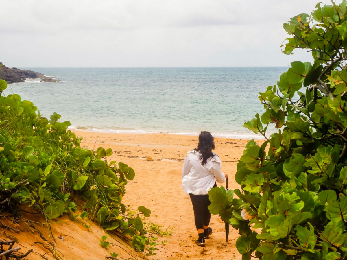 Author Vanessa going to the beach with her umbrella in Playa Colorá