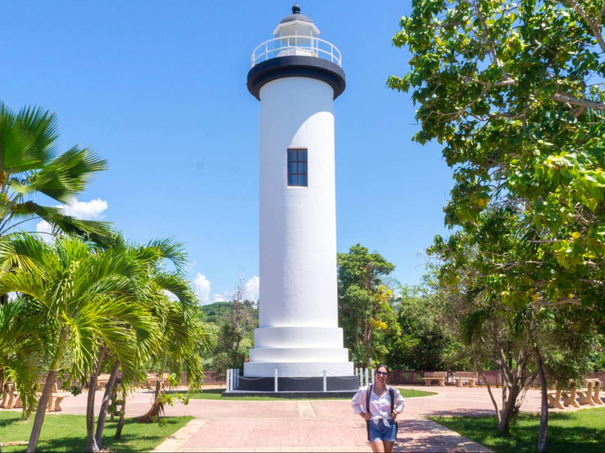 Author Vanessa in front of the lighthouse in Puntas
