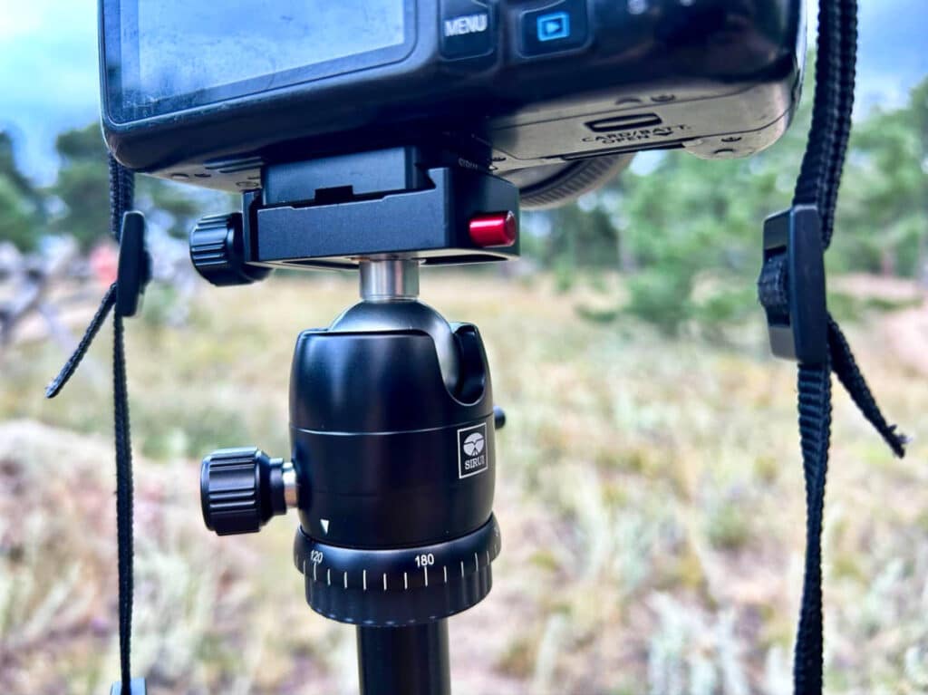 Closeup look of the base plate of SIRUI T-005X Tripod