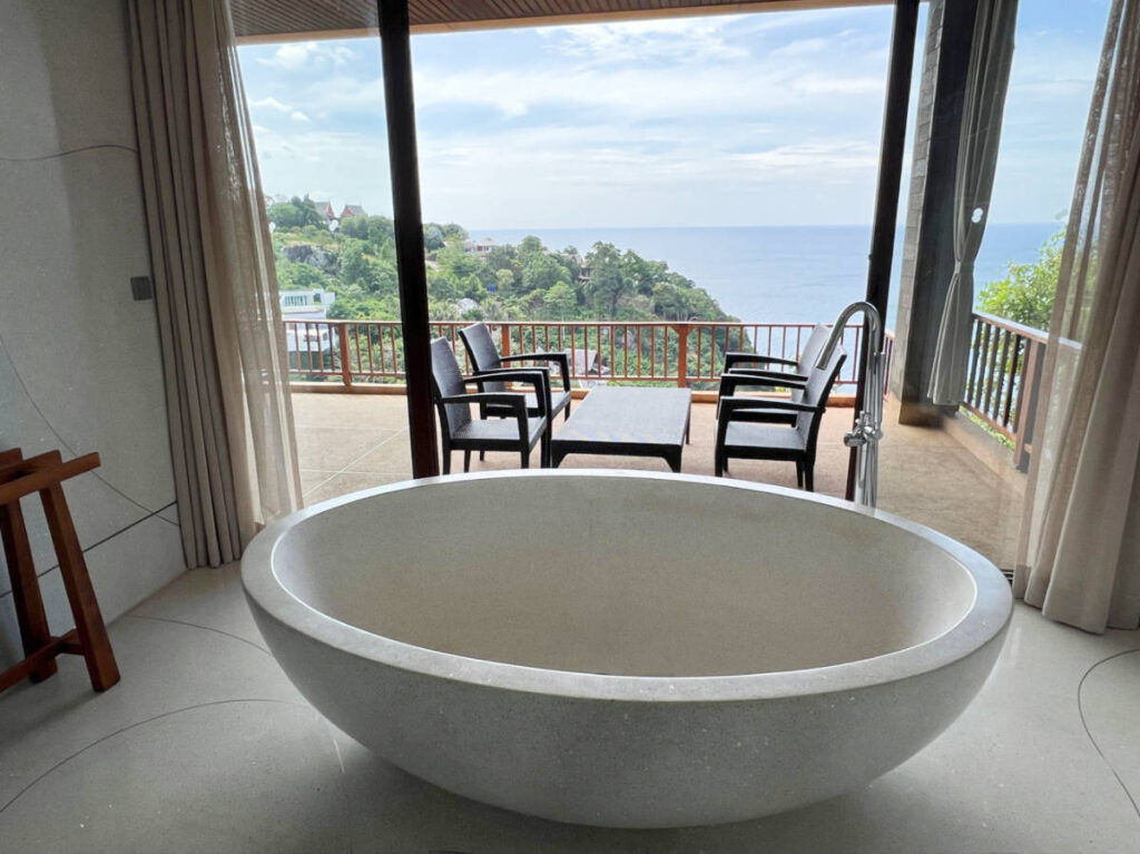 The huge bathtub with an overlooking view of Paresa Resort