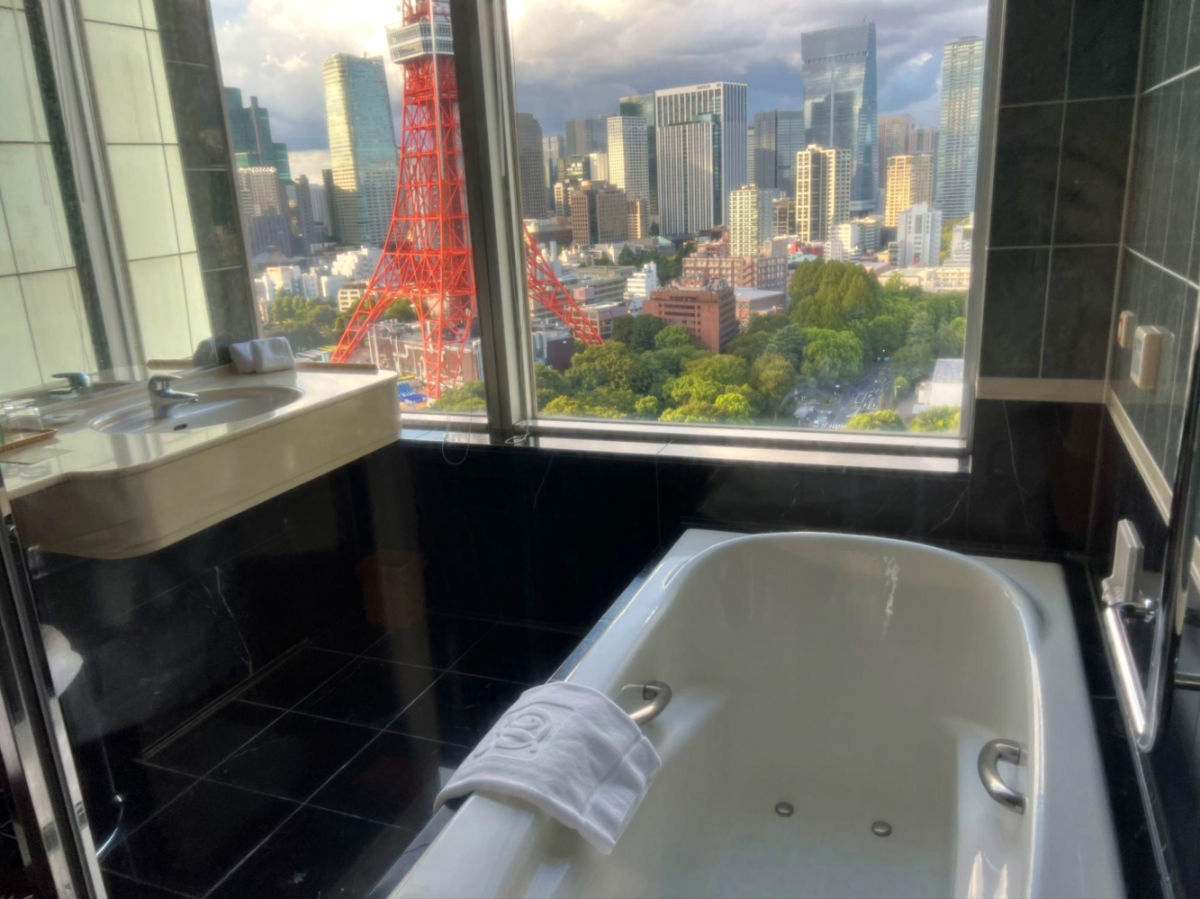 Bathtub with a view of the Tokyo Tower at Prince Park Tower Tokyo