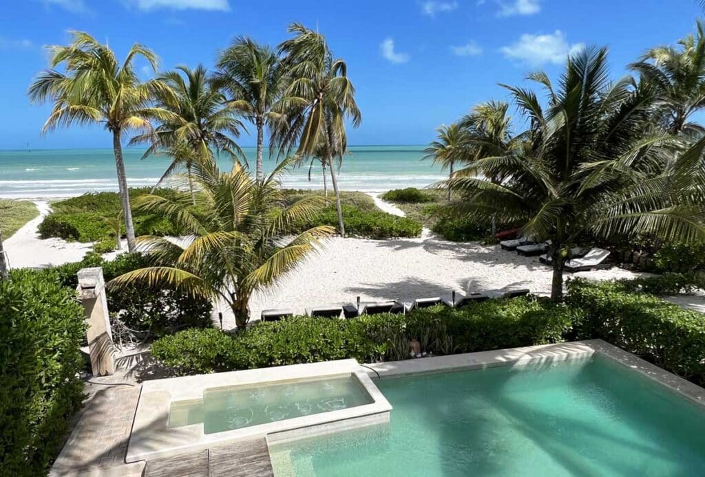View of the pool area and the beach in Hotel la Casa Cielo