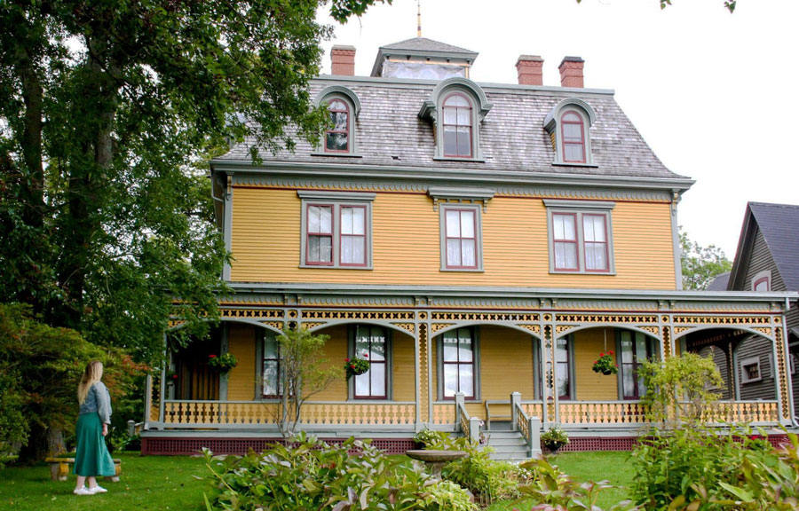 The author in front of Beaconsfield Historic House