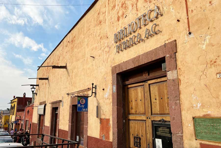 The Biblioteca Pública de San Miguel de Allende from the outside