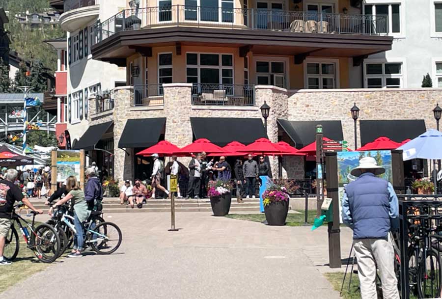 People with their bikes on a sunny day
