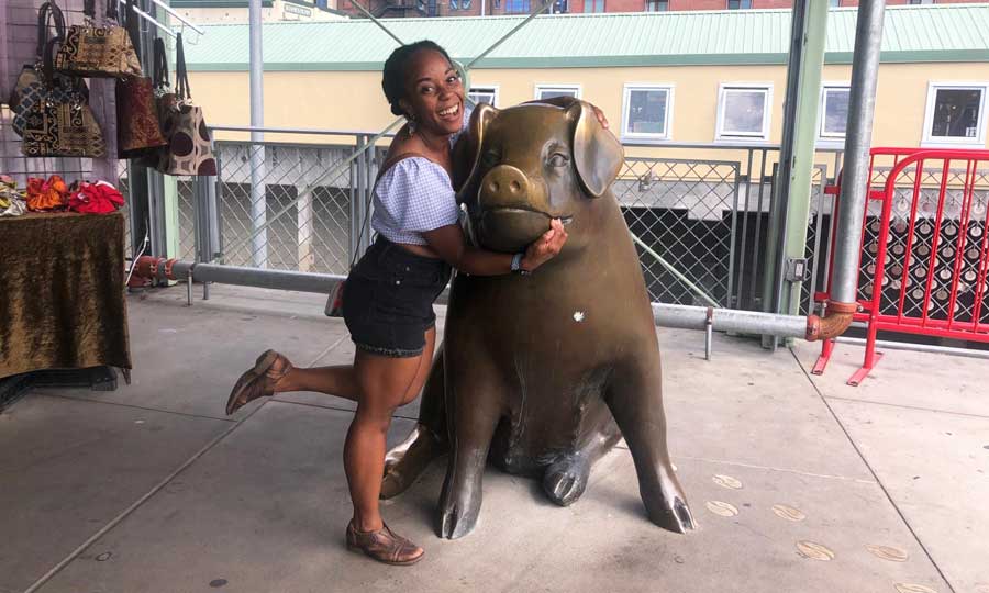 The author posing for a photo with Billie, one of the mascot in Pike Place Market