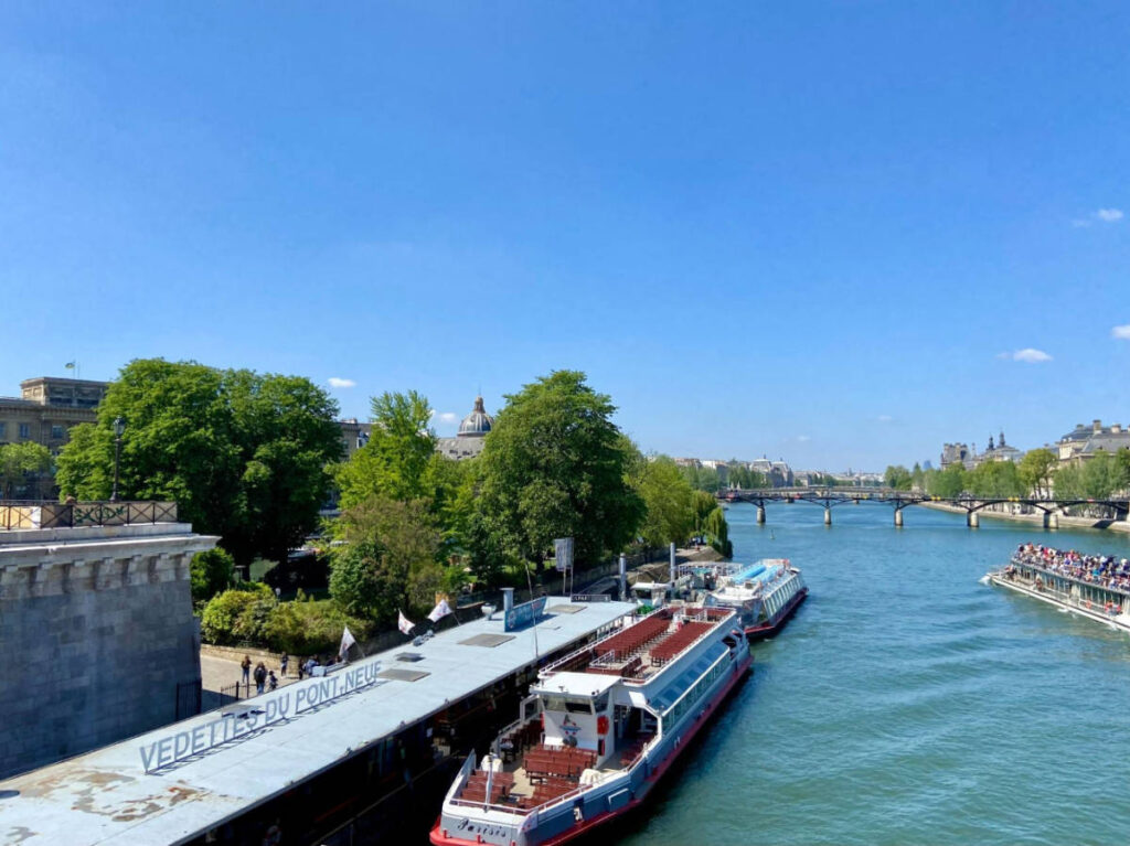 Clear blue sky over the boats in Vedettes du Pont Neuf