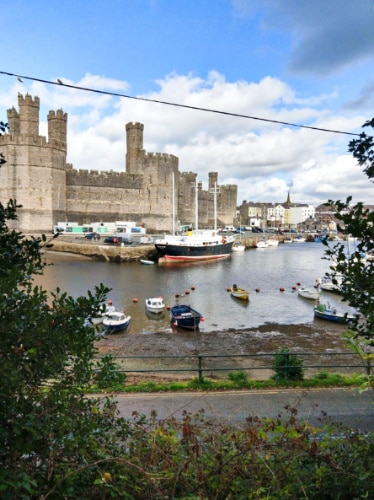 View of the huge and small boats outside the Caernarfon Castle