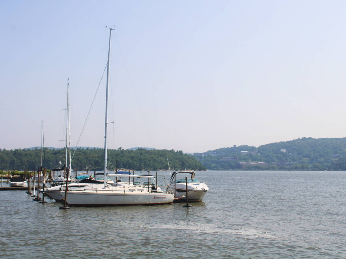 Clear sky over the boats on the Hudson River