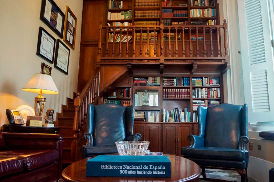 An area filled with books in La Fortaleza