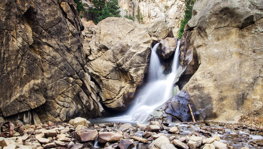 Scenic view of the splashy boulder falls