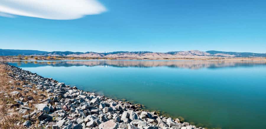 View of the rocky mountain range and the clear blue sky over the Boulder Reservoir