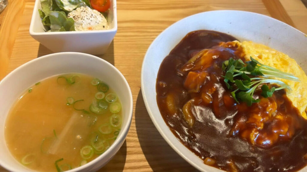 Omurice, miso soup and a salad from ii·cafe×da·bar