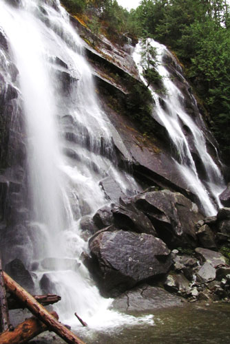 The rocky Bridal Veil Falls 