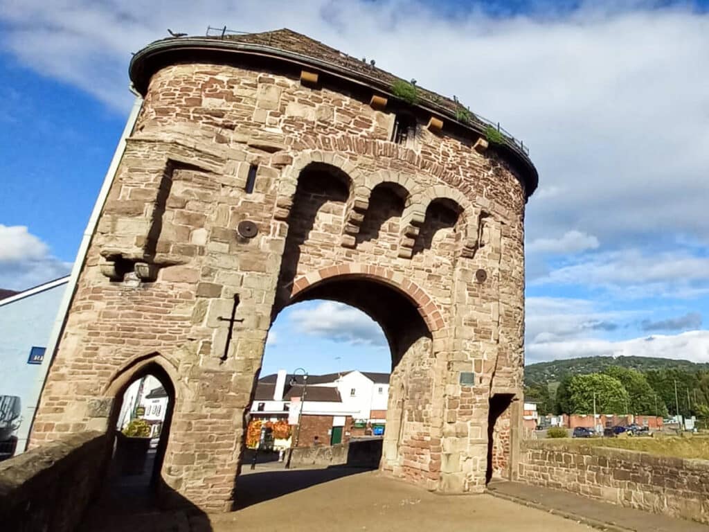 View of the huge arch along the bridge in Monmouth