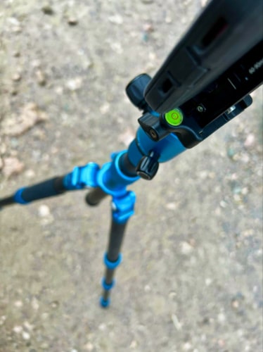 Closeup look of the bubble level of Benro MeFOTO Roadtrip PRO Tripod