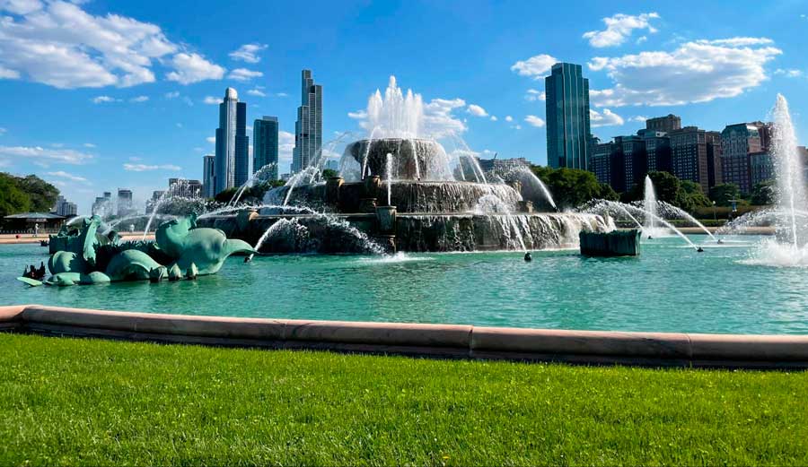 The Buckingham Fountain in Chicago under the clear blue sky