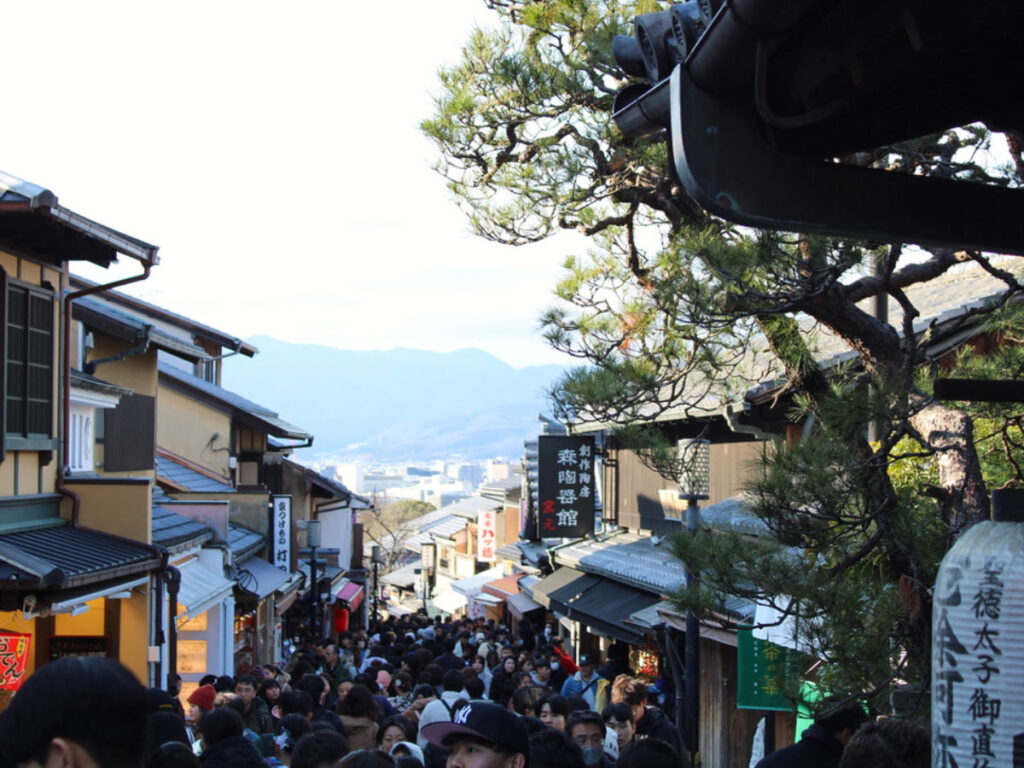 Views of crowded people on the streets in the Higashiyama Ward