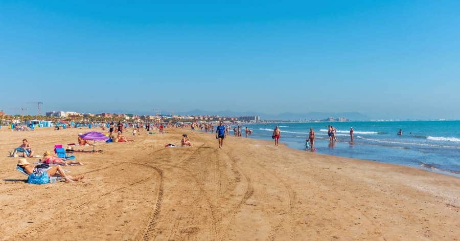People enjoying their sunny morning in Cabanyal Beach