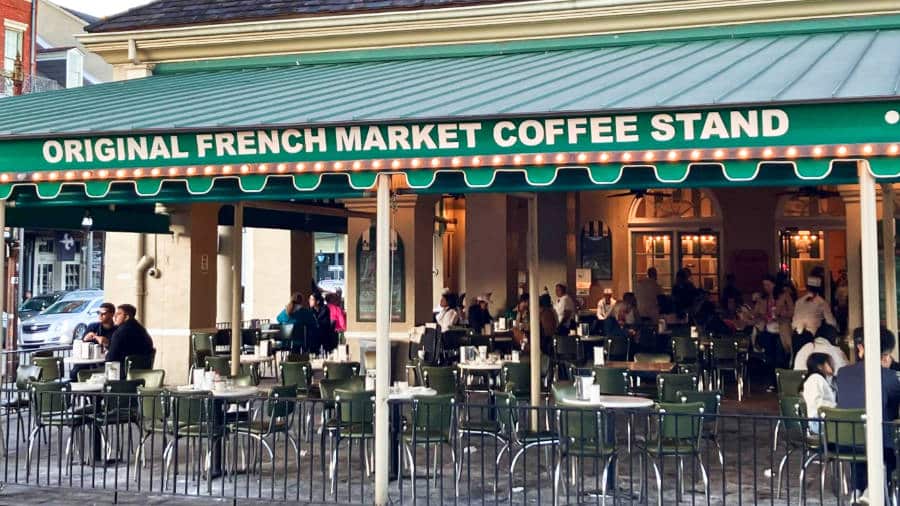View of the people dining outside the Cafe du Monde