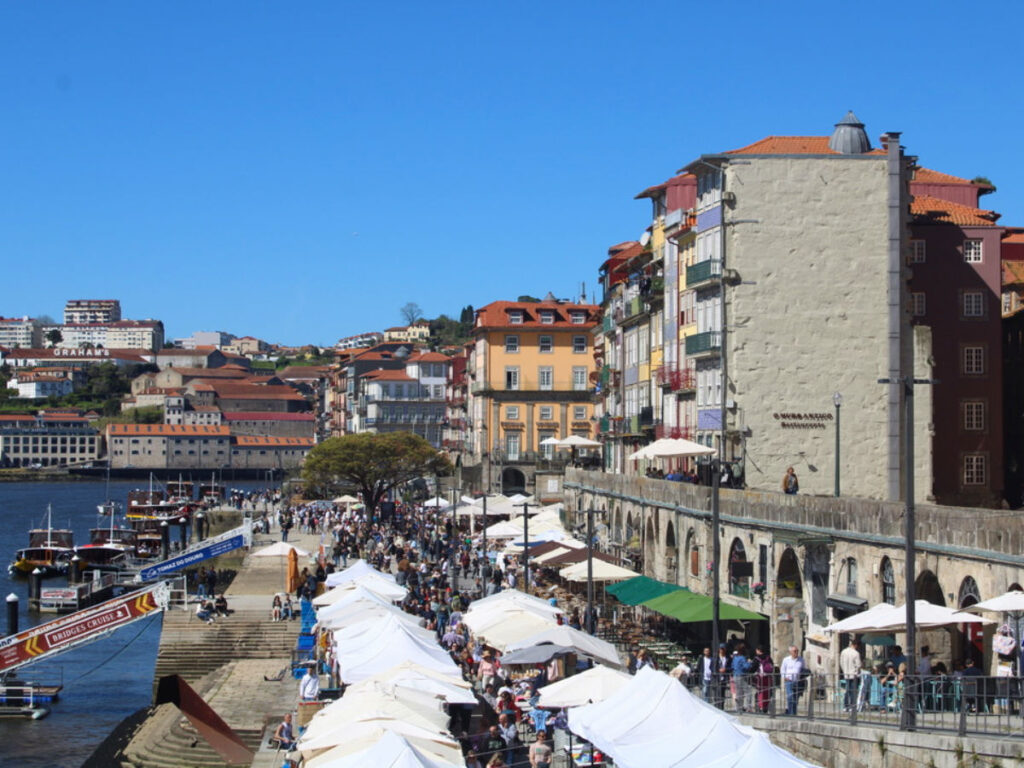 People shopping on Cais da Ribeira