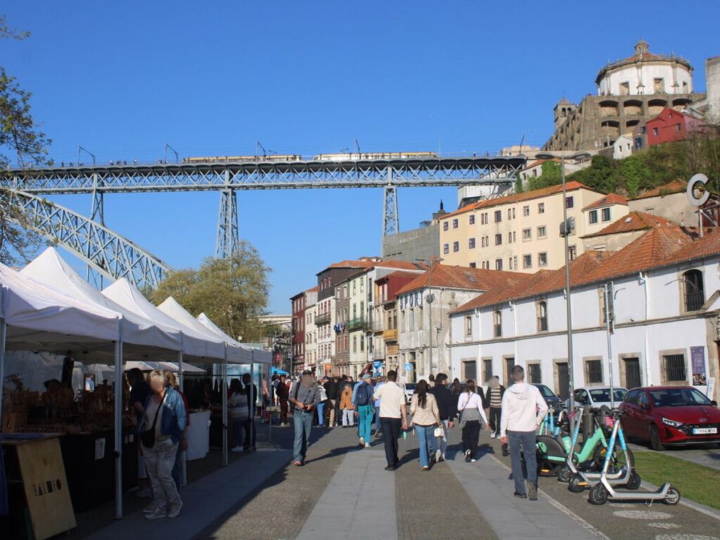 People shopping along Cais de Gaia