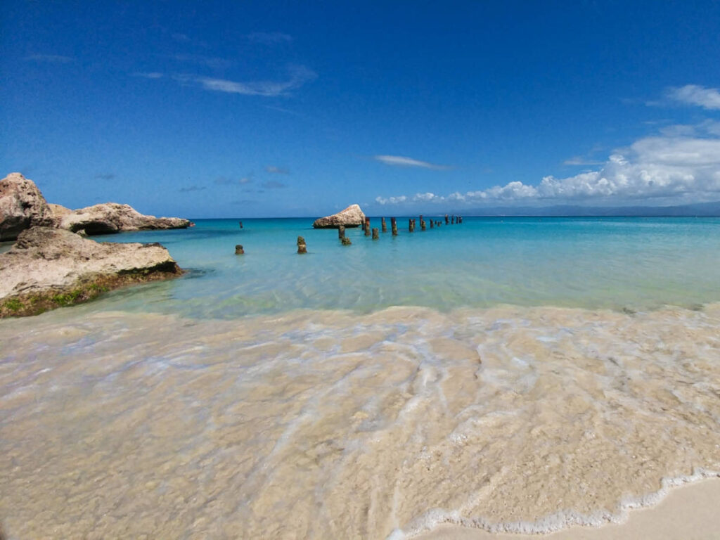 Clear white sand coast of Caja de Muertos
